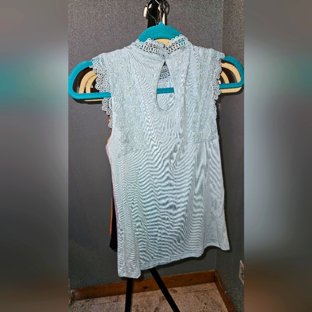 Contrast Lace Tank Top w/ Keyhole Back